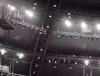 通用舞台承建蓝骑士水运动中心演艺舞台机械、灯光及舞台幕布建设