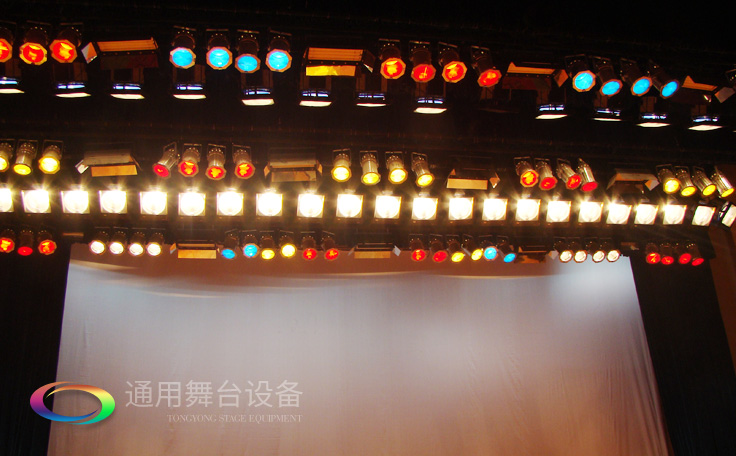 灯光吊杆机组成（杆体结构、卷扬系统和控制系统等）及相关参数 