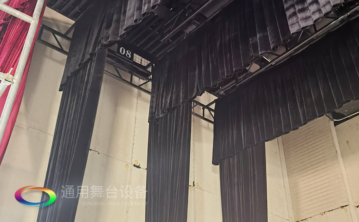 设置在舞台上空，以金属排架悬挂灯具的设备——灯光吊架Side lighting ladder通用舞台吊杆