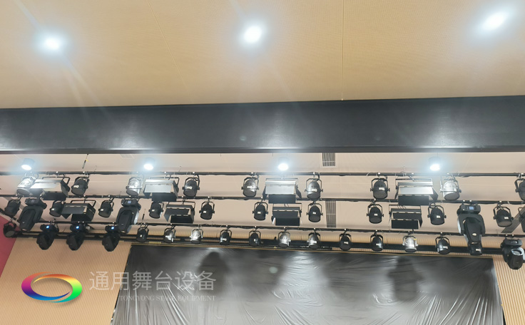江苏某学校报告厅项目舞台矩阵音响、舞台吊杆——泰州通用舞台吊杆精品工程展示